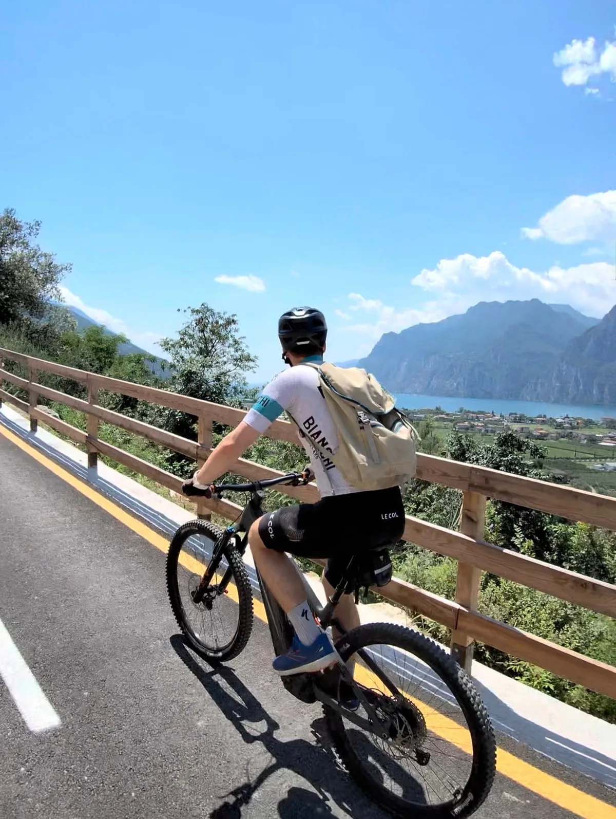 Vista panoramica su Torbole, Arco e Nago sull'anello famiglia in bici sul Lago di Garda